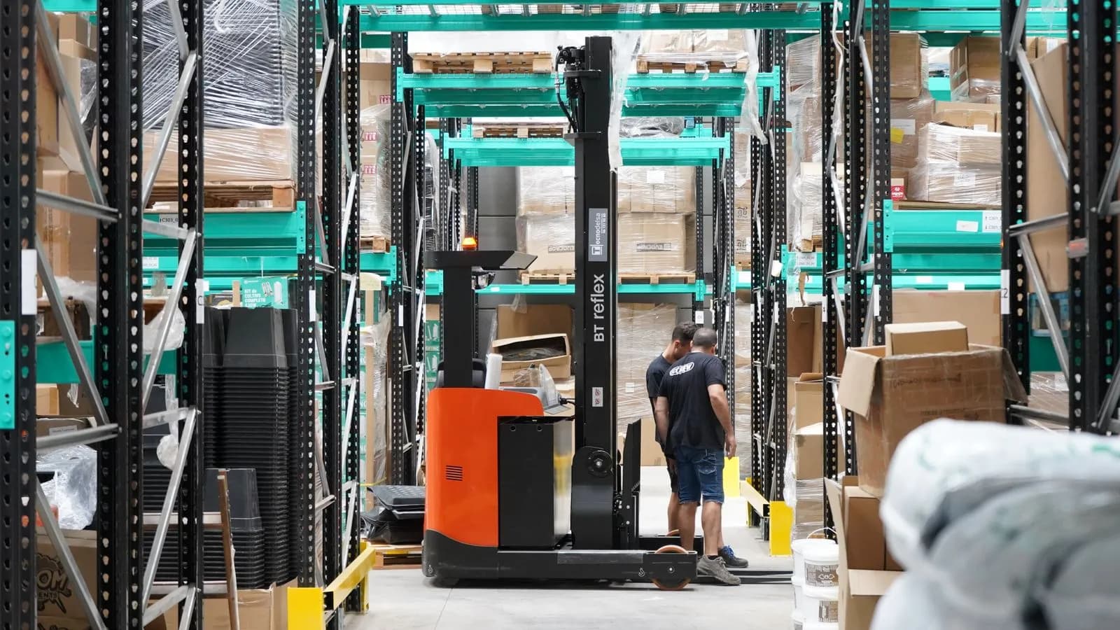 Xe nâng điện reach truck (ảnh minh họa)