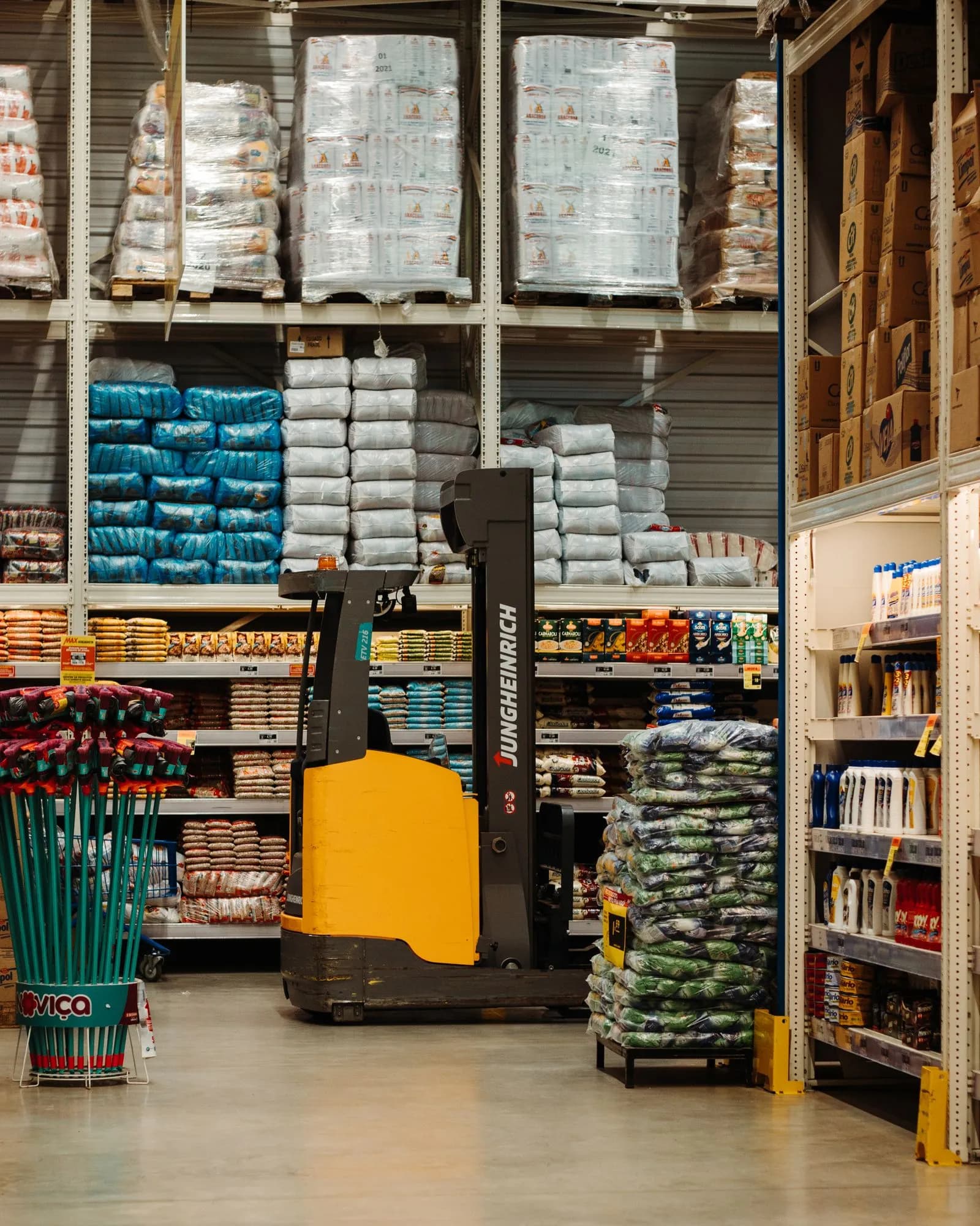 Xe nâng điện reach truck (ảnh minh họa)